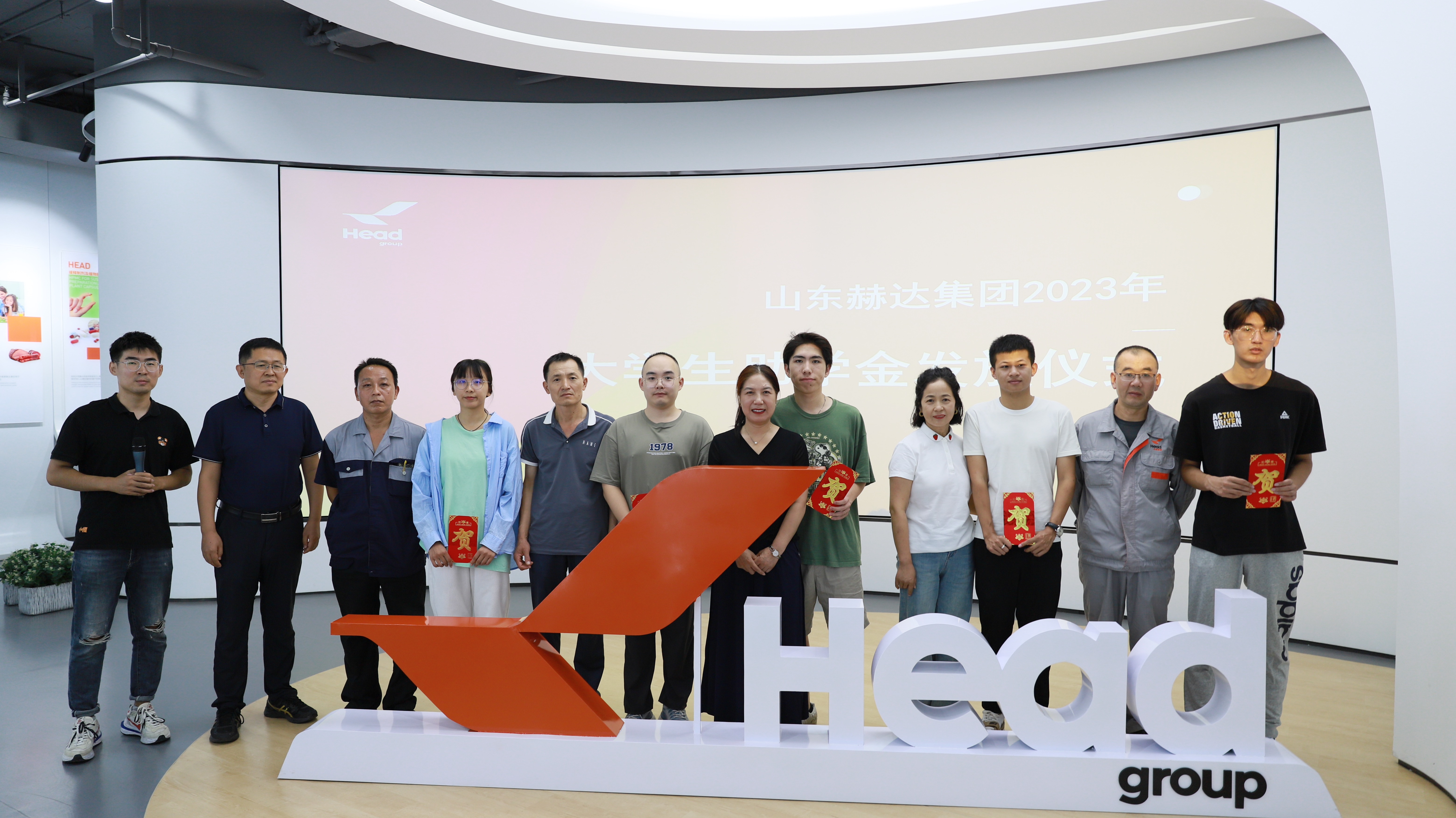 尊龙凯时 - 人生就是搏!集团2023年大学生助学金发放仪式圆满举行！
